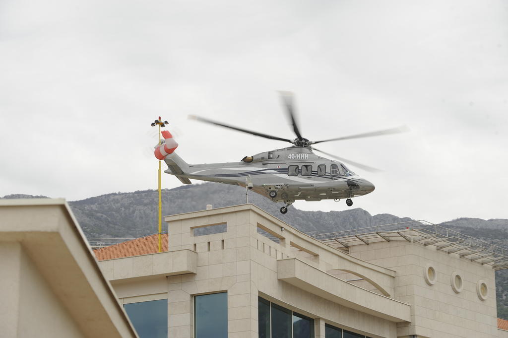 สเปลนดิด คอนเฟอร์เรนซ์ สปา รีสอร์ต Hotel บุดวา ภายนอก รูปภาพ A Eurocopter EC 155B1 of the Italian Air Force