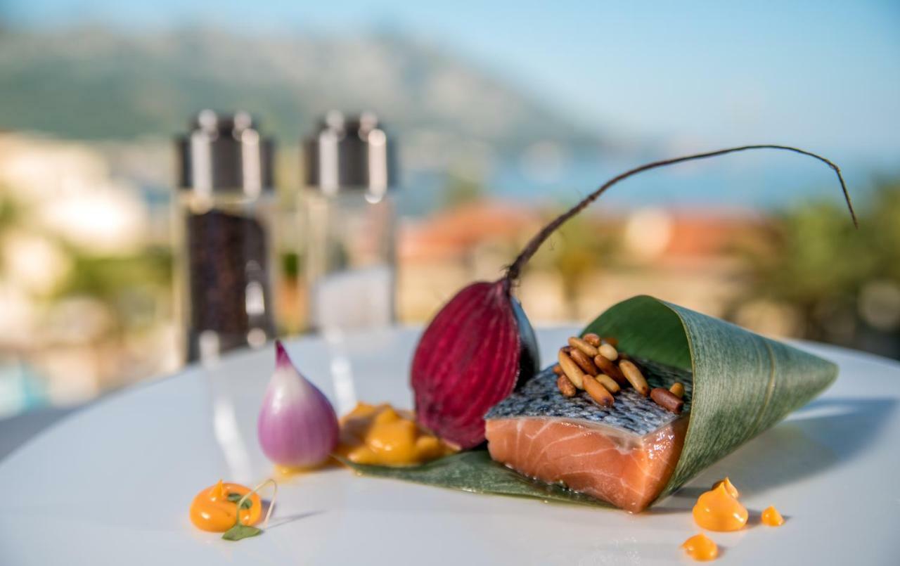 สเปลนดิด คอนเฟอร์เรนซ์ สปา รีสอร์ต Hotel บุดวา ภายนอก รูปภาพ Salmon prepared with the traditional method of smoking in Norway