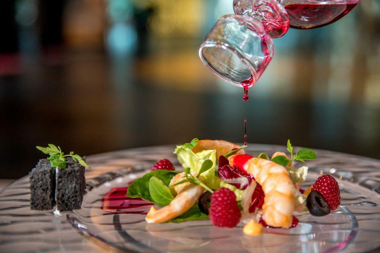 สเปลนดิด คอนเฟอร์เรนซ์ สปา รีสอร์ต Hotel บุดวา ภายนอก รูปภาพ A salad being drizzled with a vinaigrette
